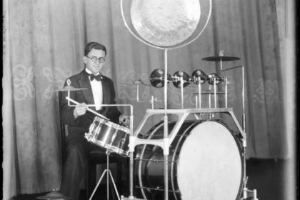 1200px-Dance_band_drummer_at_Mark_Foy&apos;s_Empress_Ballroom_from_The_Powerhouse_Museum.jpg | Gaze of time , Dance band drummer at Mark Foy&apos;s Empress Ballroom from The Powerhouse Museum - Drum kit - Wikipedia (Public Domain)